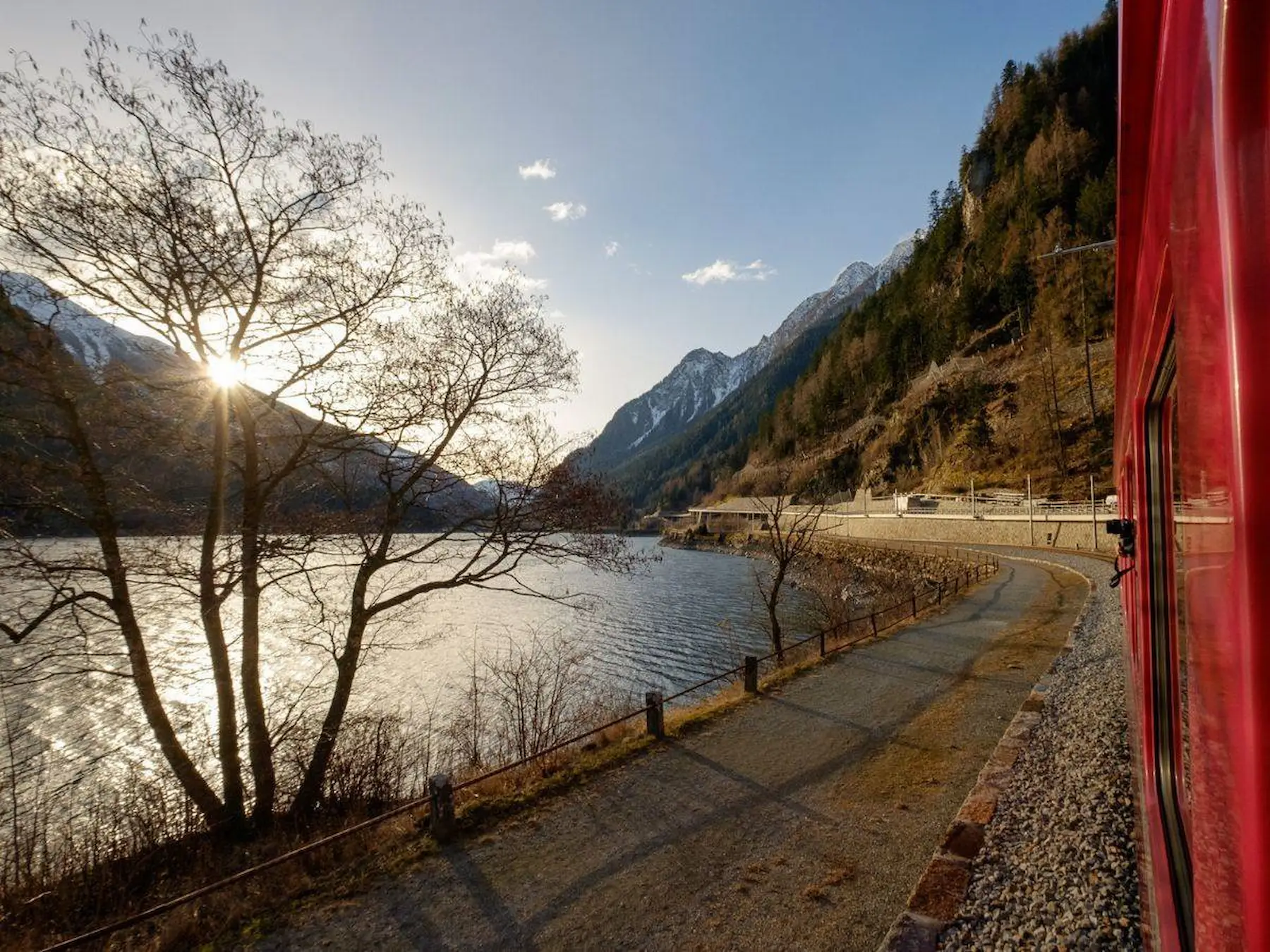 Miralago-Le Prese: Lo Specchio delle Alpi lungo il Trenino Rosso Miralago-Le Prese: Lo Specchio delle Alpi lungo il Trenino Rosso